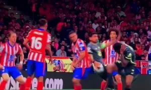 Atletico thua ngược vì phạt đền khó hiểu ở Champions League Atletico thua ngược vì phạt đền khó hiểu ở Champions League