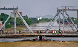 Tàu hàng 300 tấn giúp cầu Sông Thương trụ vững trong lũ